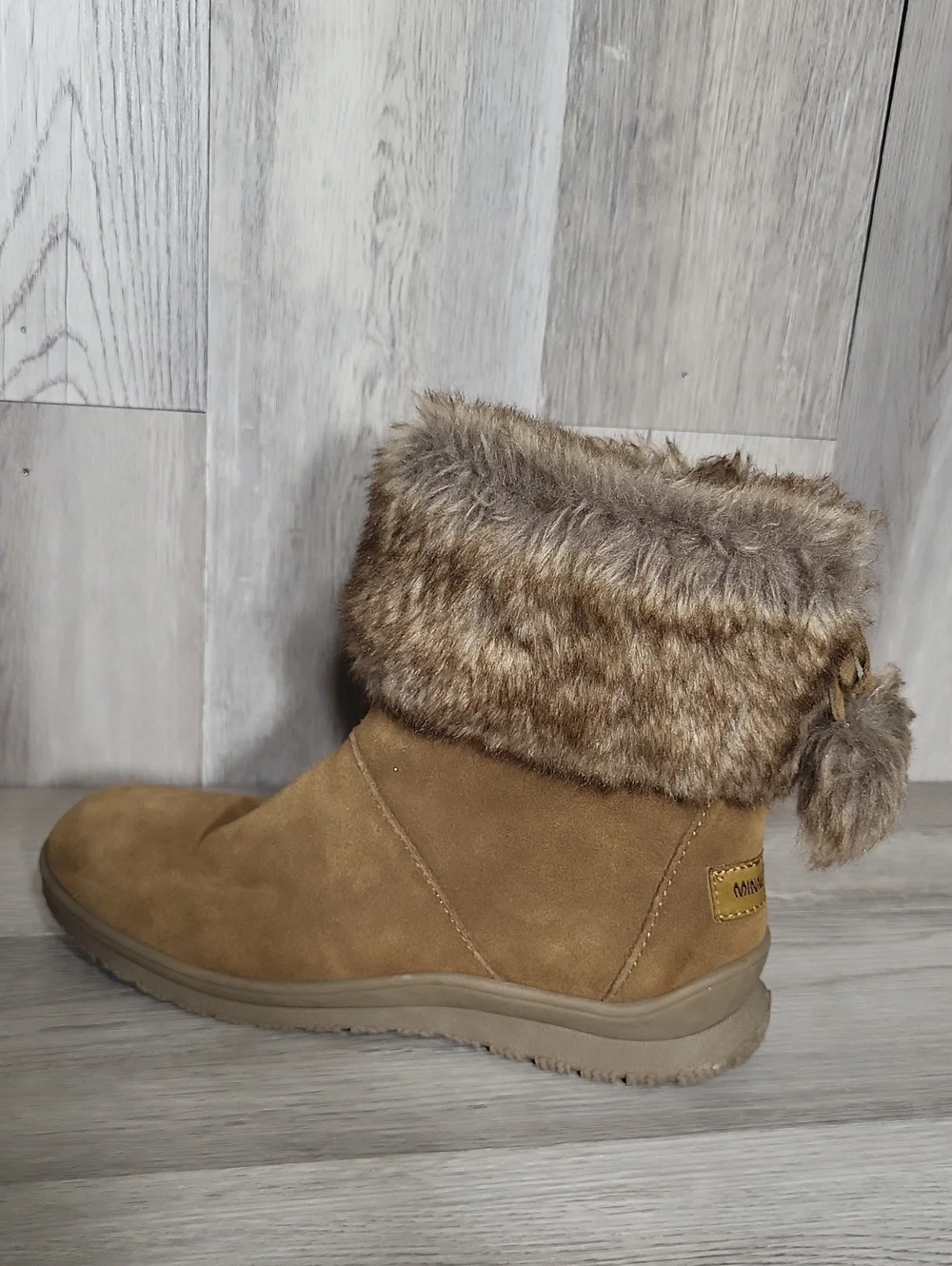 Minnetonka Womens 8 Tan Leather Ankle Boots Faux Fur Cuff Winter Cozy